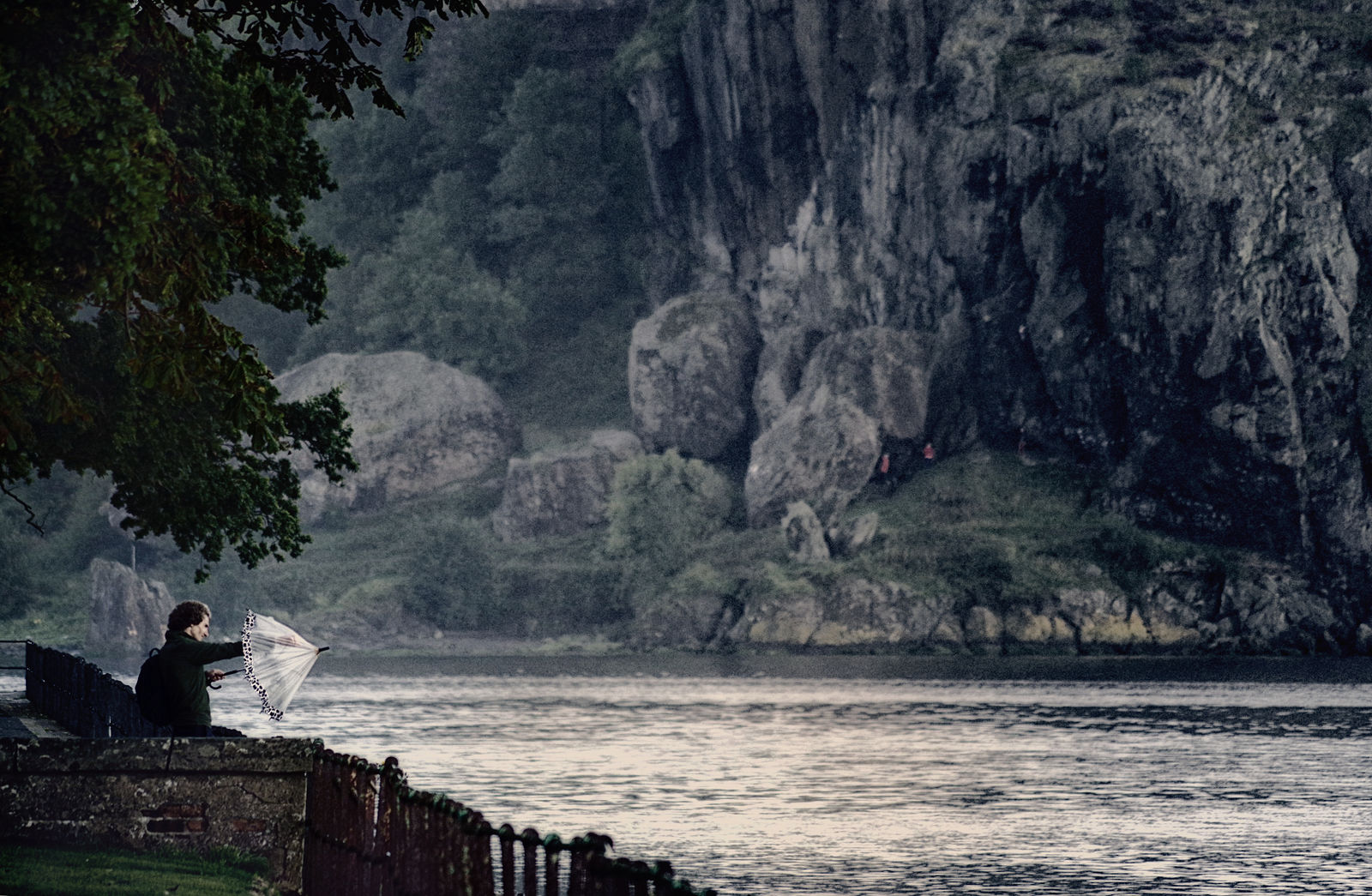 Dumbarton Rock. На этой скале, на месте где река Ливен впдает в реку Клайд, стоит один из старшейших замков Шотландии.